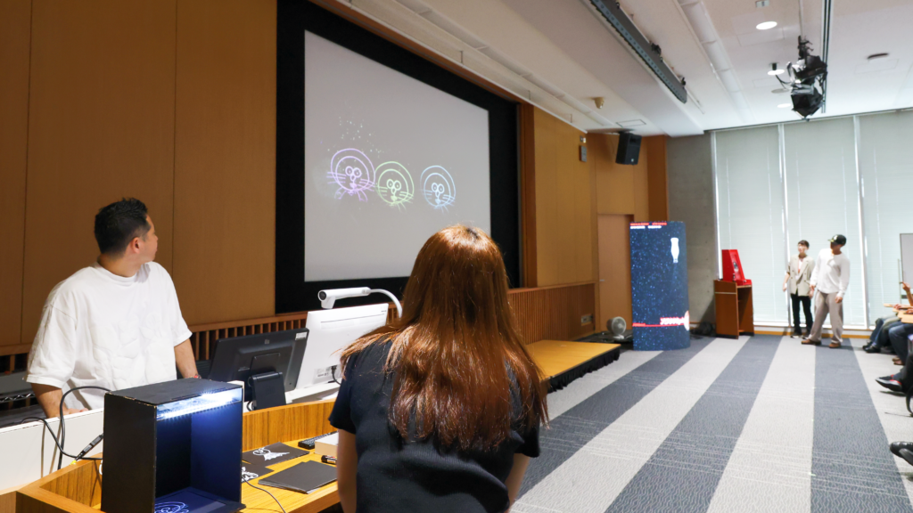 東洋学園大学にて、LIVESION LEDビジョンを活用した体験型特別講義を実施
