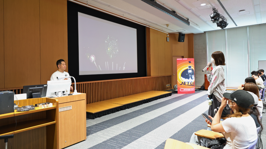 東洋学園大学にて、LIVESION LEDビジョンを活用した体験型特別講義を実施