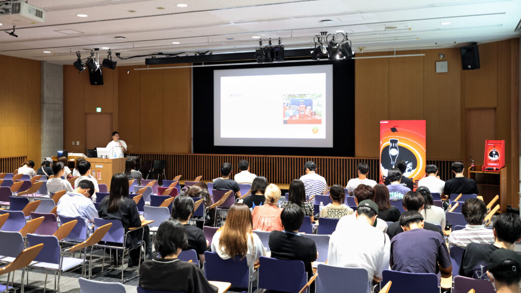 東洋学園大学にて、LIVESION LEDビジョンを活用した体験型特別講義を実施